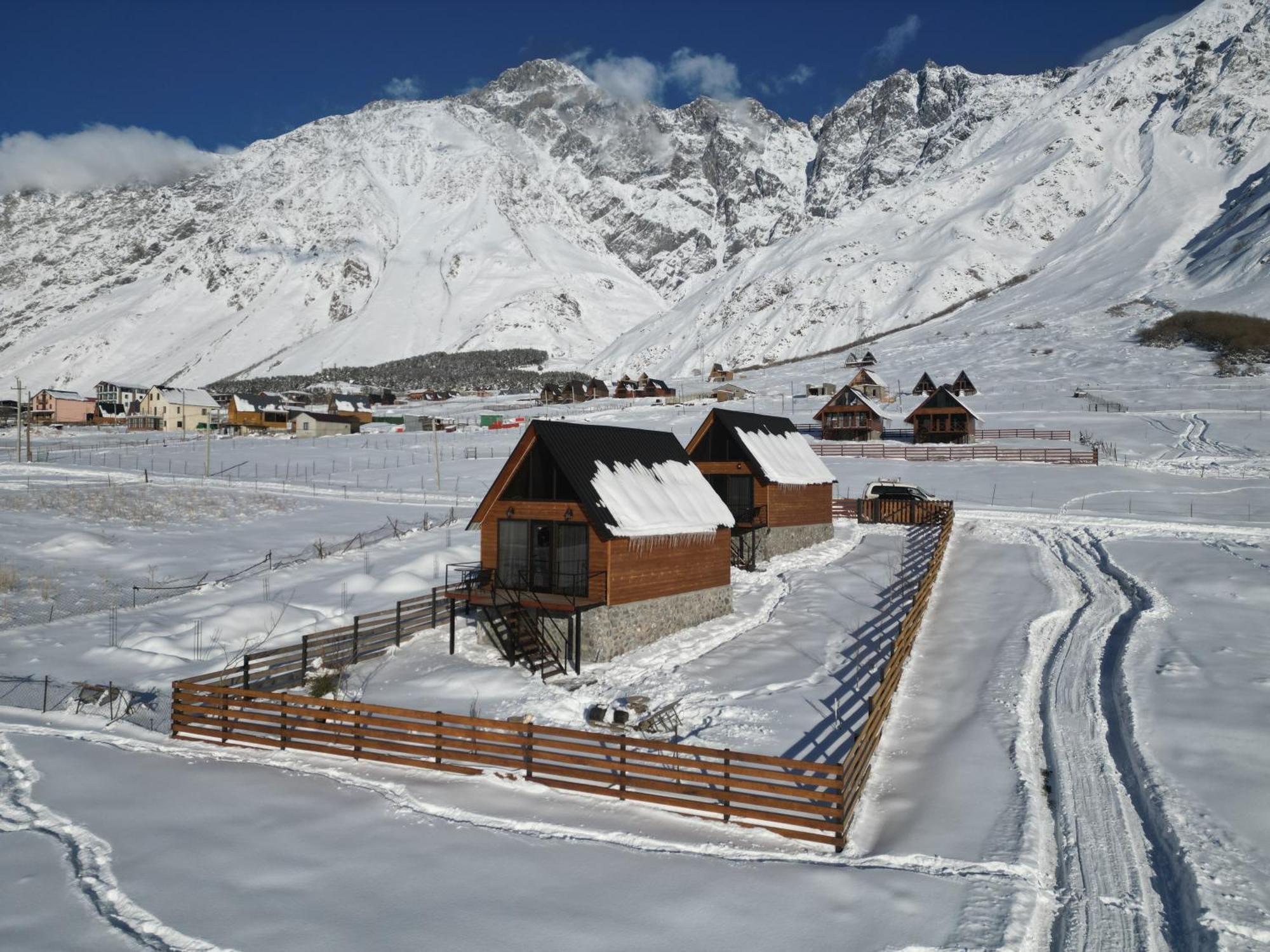 Traveler'S Cottages In Kazbegi Ngoại thất bức ảnh