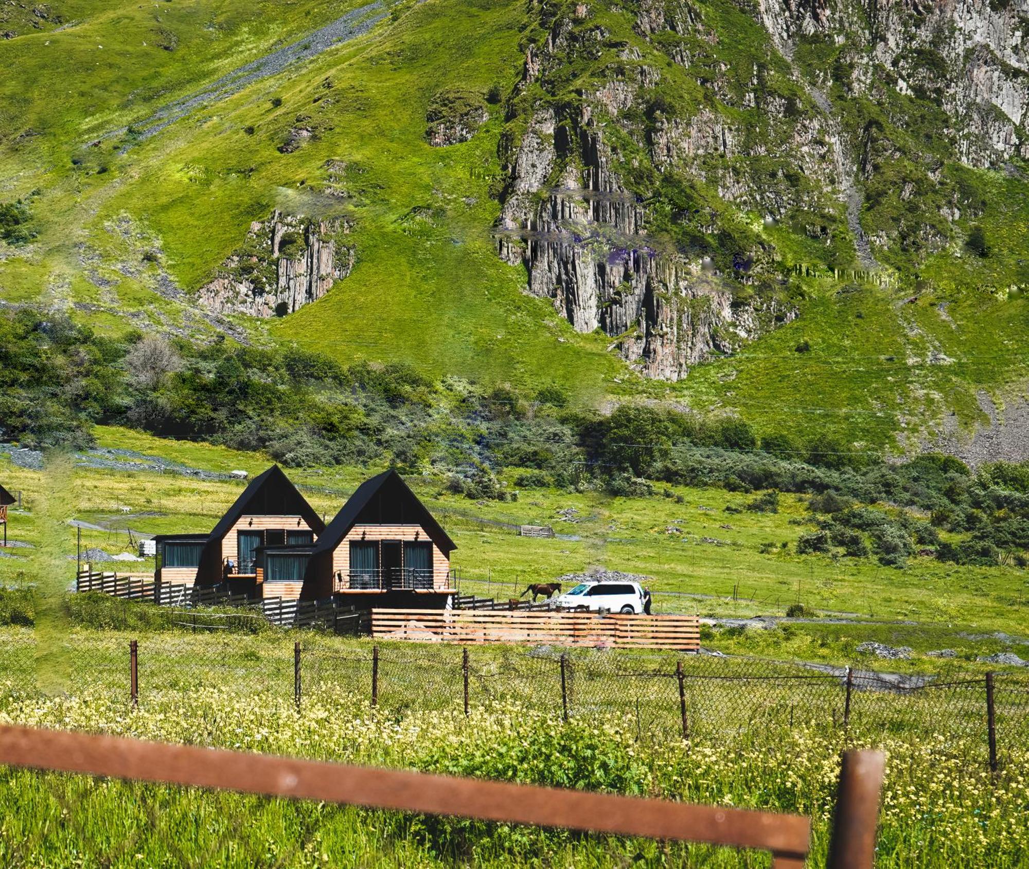 Traveler'S Cottages In Kazbegi Ngoại thất bức ảnh
