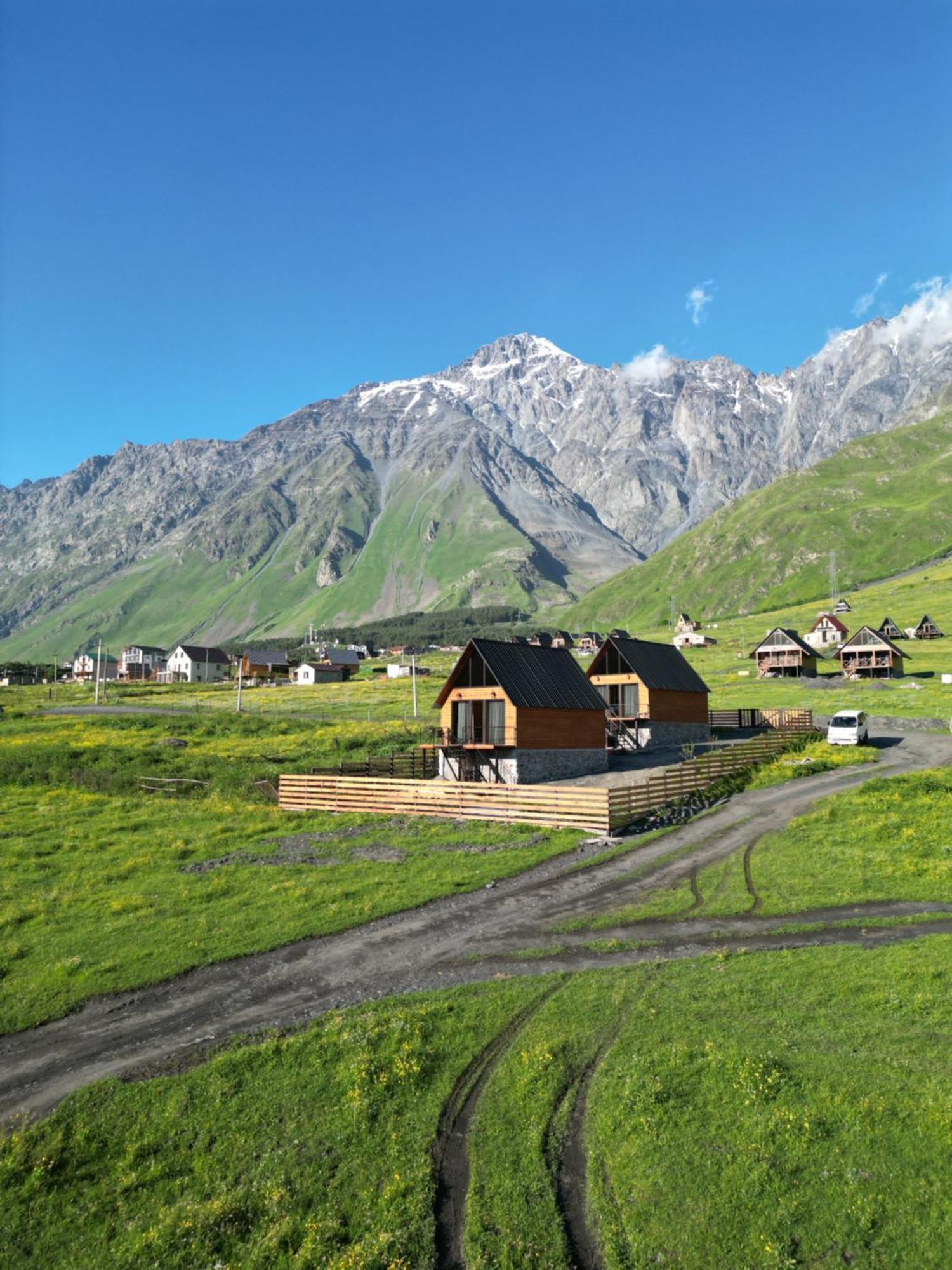 Traveler'S Cottages In Kazbegi Ngoại thất bức ảnh