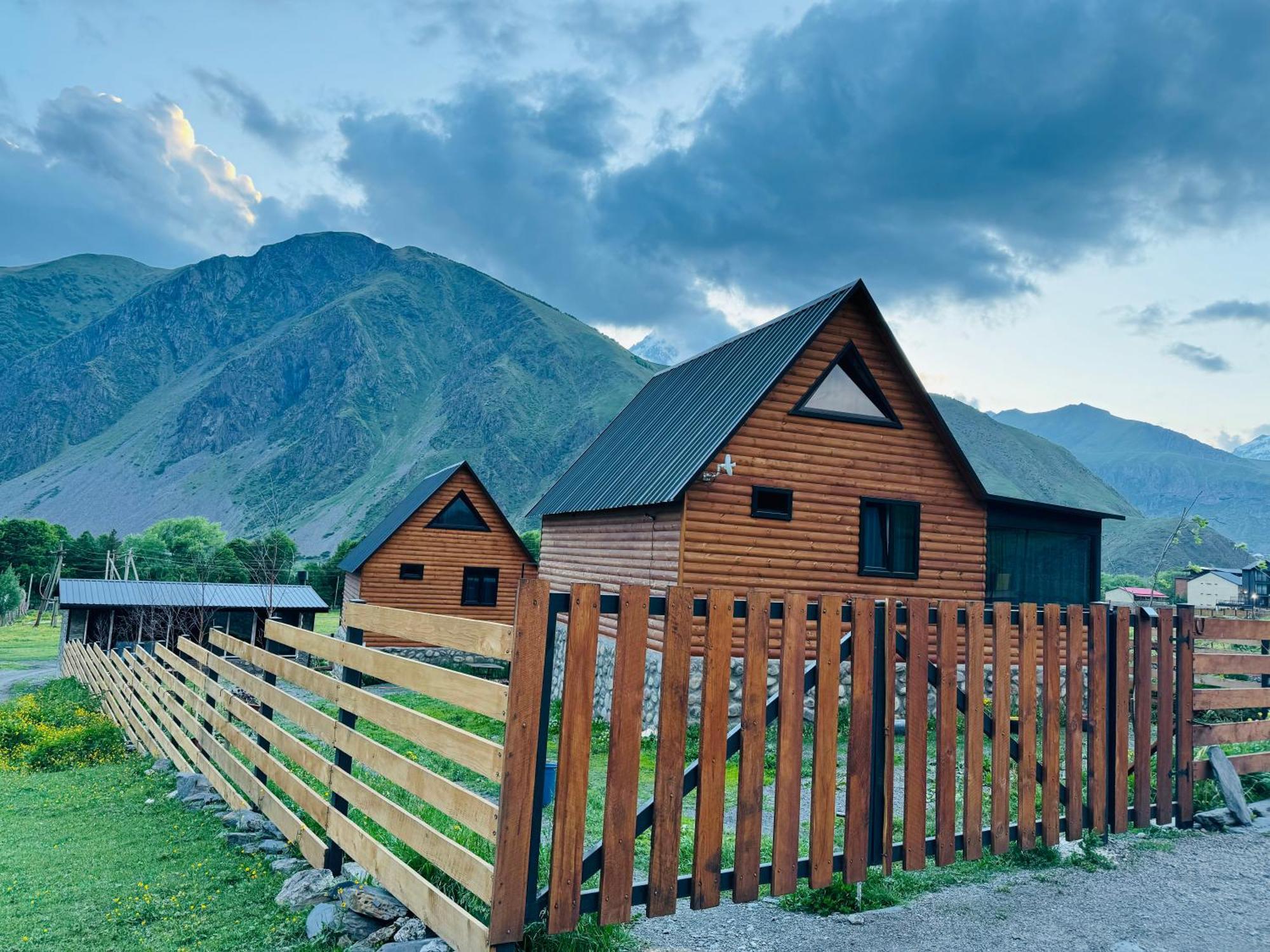 Traveler'S Cottages In Kazbegi Ngoại thất bức ảnh
