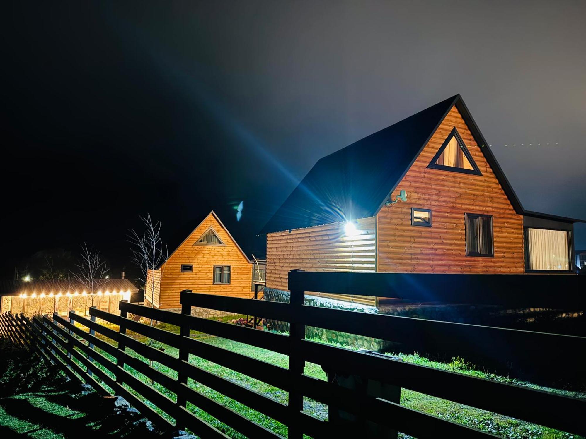 Traveler'S Cottages In Kazbegi Ngoại thất bức ảnh